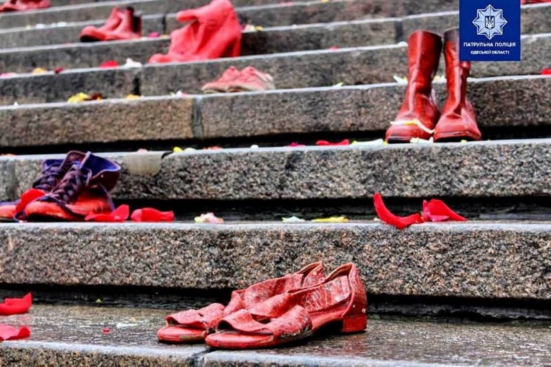 На Потемкинской лестнице появилась сотня пар женской обуви красного цвета (фото)