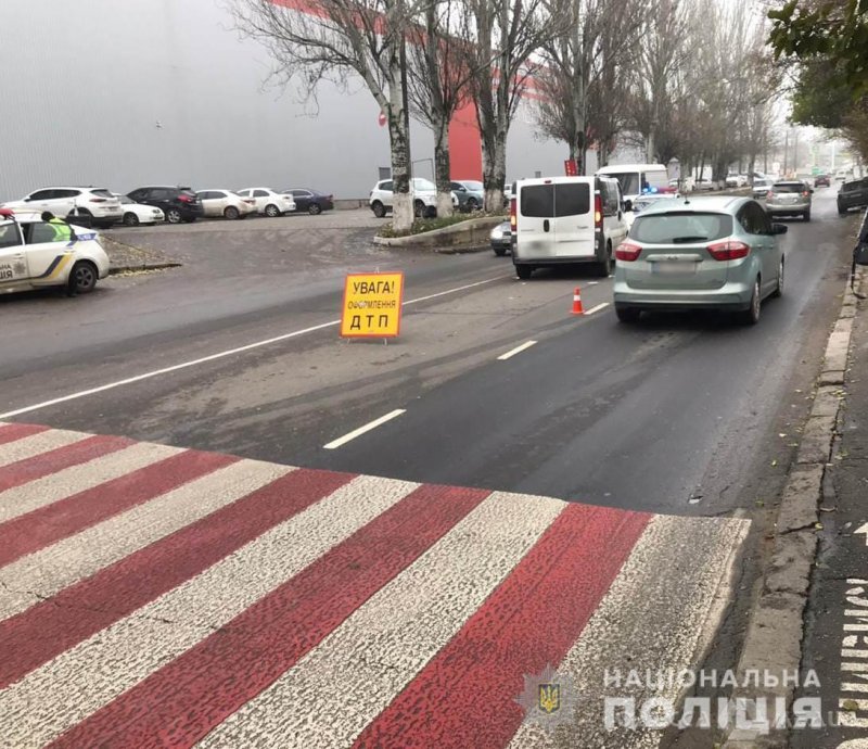В Малиновском районе Одессы водитель Renault сбил женщину на пешеходном переходе (фото)