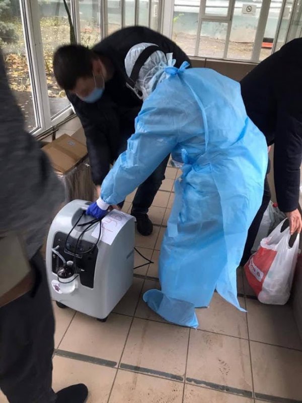 Волонтеры помогают одесской больнице кислородными концентраторами для больных COVID-19