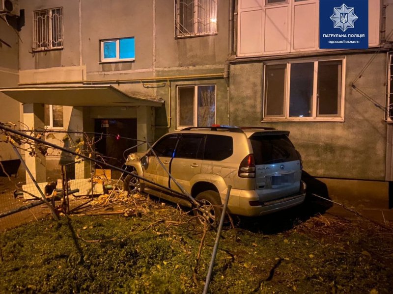 В Одессе пьяный водитель нарушил ПДД, предлагал взятку патрульным, пытался сбежать и врезался в жилой дом (фото, видео)