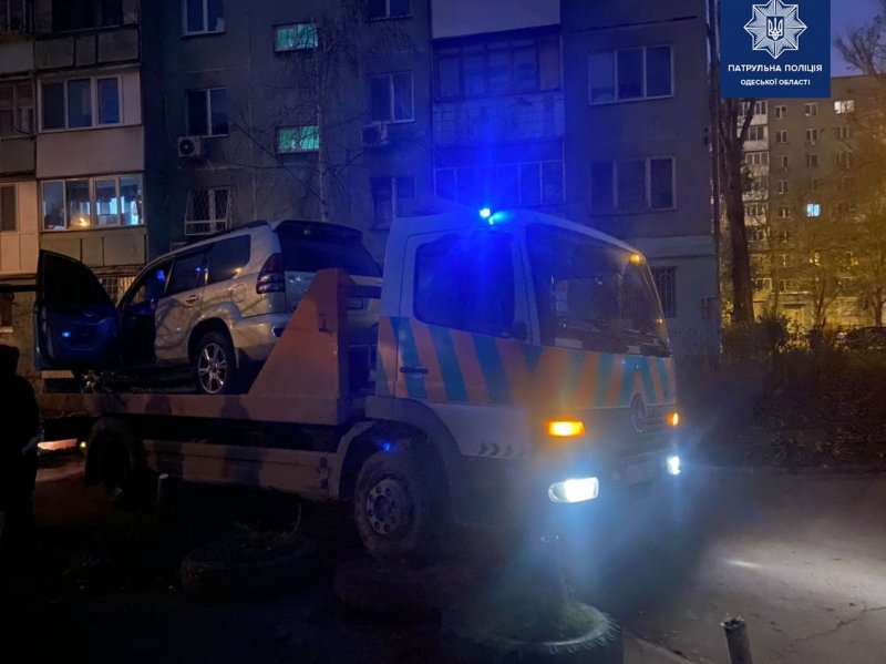 В Одессе пьяный водитель нарушил ПДД, предлагал взятку патрульным, пытался сбежать и врезался в жилой дом (фото, видео)