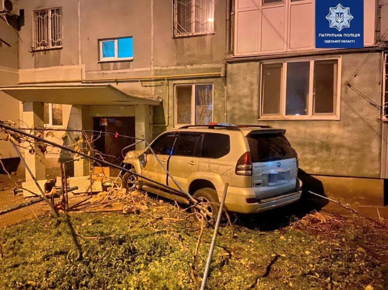 На Черемушках пьяный водитель убегал от полиции и врезался в дом (фото, видео)
