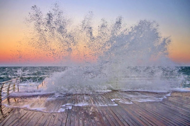 Как выглядит первый зимний шторм на одесских пляжах (фото)
