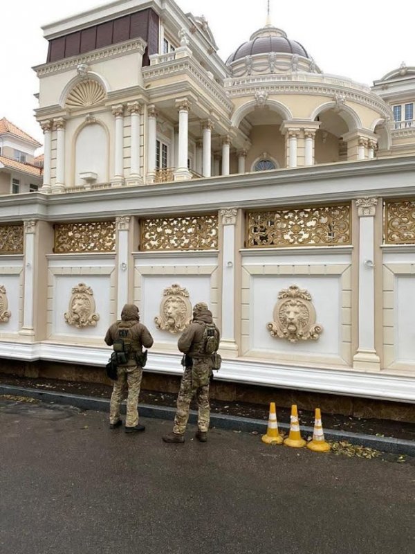 В СБУ рассказали подробности обыска во дворце на Французском бульваре