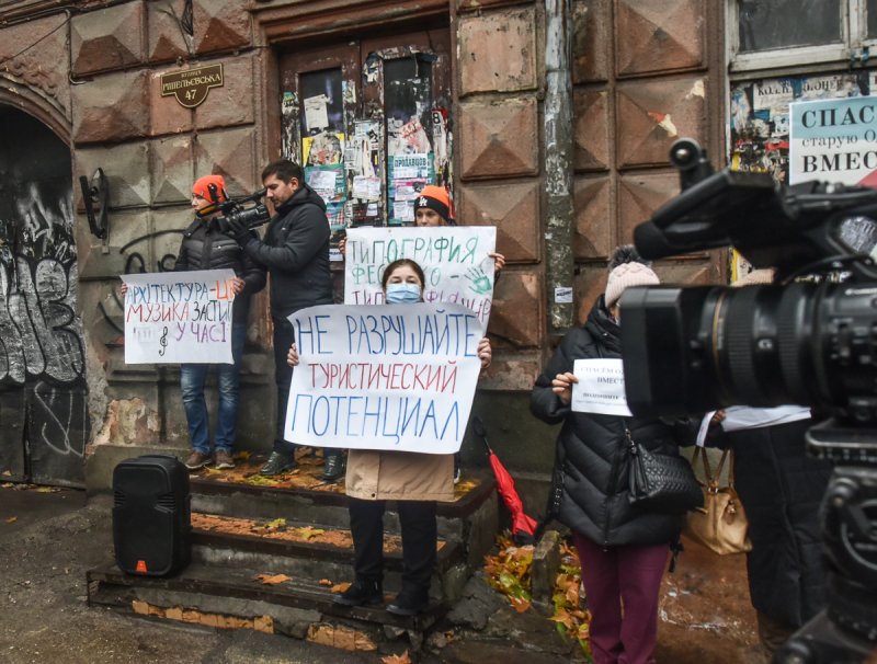 Защитники старинной одесской типографии попросили помощи у Зеленского (фоторепортаж)