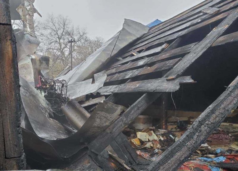 На Даче Ковалевского загорелась пристройка к частному дому: пожар тушили около часа (фото)