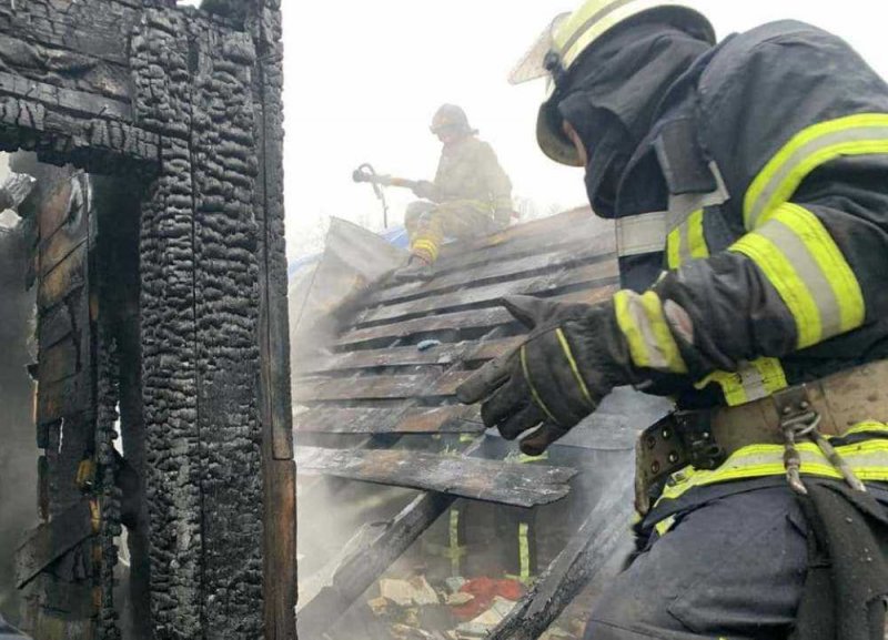 На Даче Ковалевского загорелась пристройка к частному дому: пожар тушили около часа (фото)