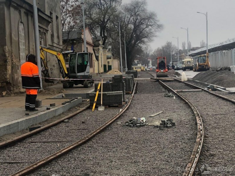 «Даже в выходной день работа кипит»: в Одессе продолжается комплексный ремонт Новощепного ряда (фоторепортаж)
