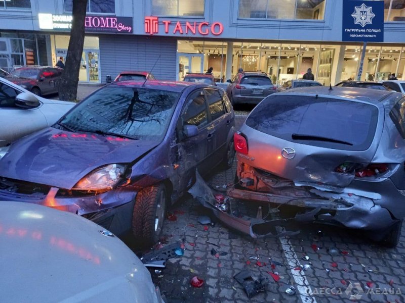 На Люстдорфской дороге водитель BMW повредила три припаркованных автомобиля (фото)