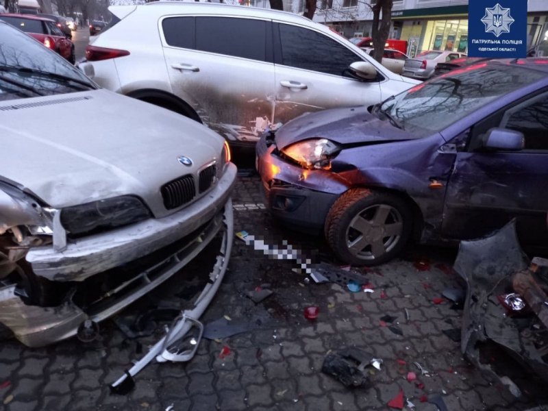 На Люстдорфской дороге водитель BMW повредила три припаркованных автомобиля (фото)