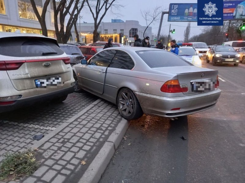 На Люстдорфской дороге водитель BMW повредила три припаркованных автомобиля (фото)