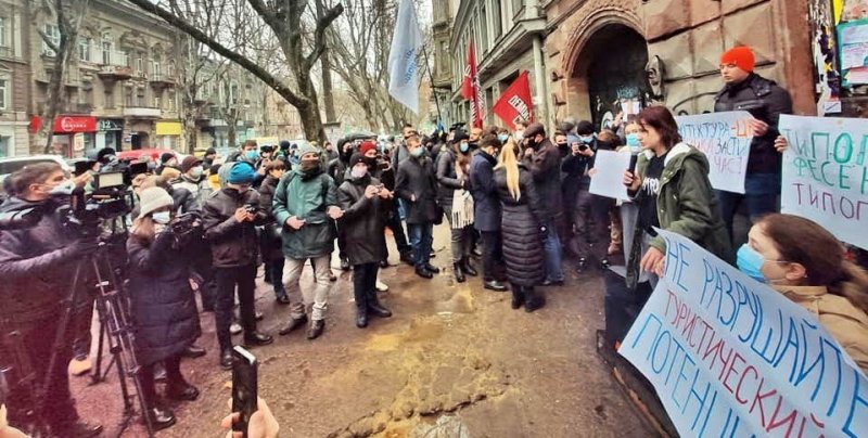 Одесситы вышли на протест против сноса исторических зданий на Ришельевской