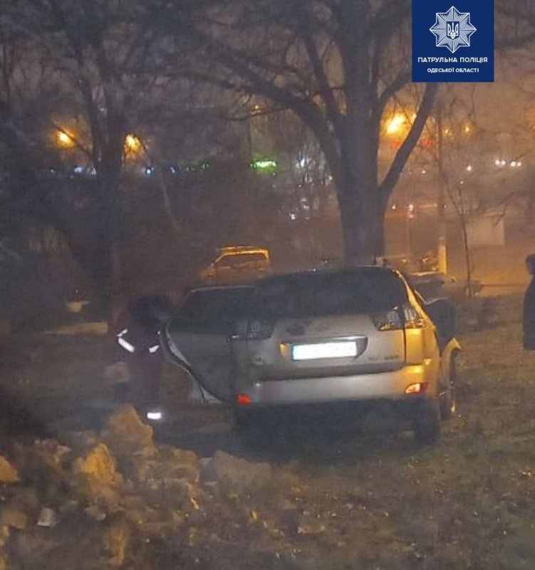 В Приморском районе Одессы Lexus RX врезался в бетонный забор и дерево: есть пострадавшие (фото)