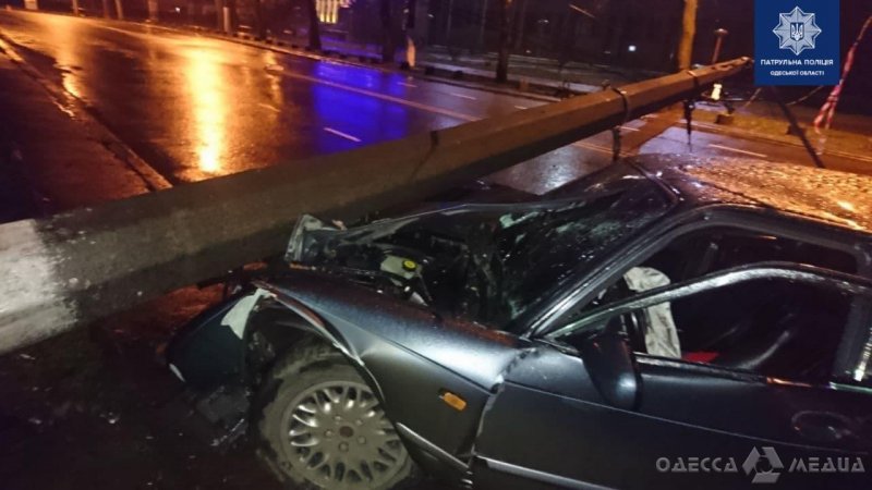 Рано утром в Одессе на автомобиль JAGUAR упал столб (фото)