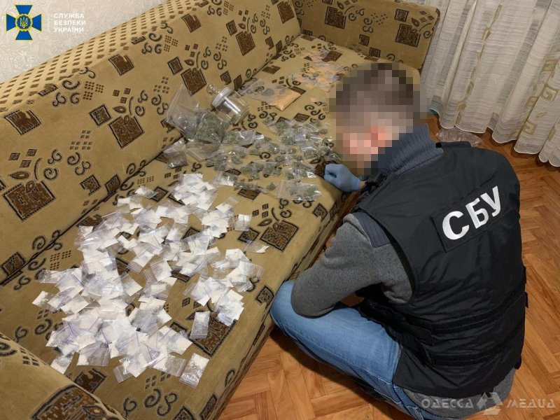 Межрегиональная группировка с помощью «закладок» распространяла наркотики в Одесской области (фото)