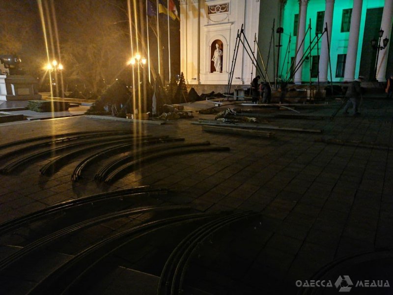 Свято наближається: на Думской в Одессе монтируют главную елку (фото)