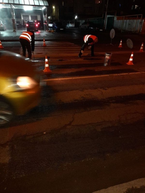 Одесские коммунальные службы демаркировали дорожную разметку нерегулируемого пешеходного перехода (фото)