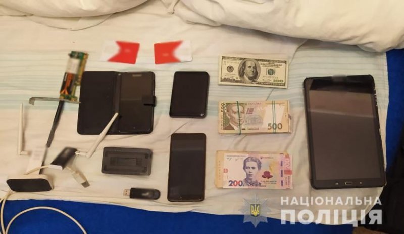 Одесские полицейские пресекли деятельность игорного клуба: во время обысков нашли черновые записи, доллары и автомат Калашникова (фото, видео)