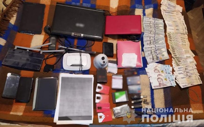 Одесские полицейские пресекли деятельность игорного клуба: во время обысков нашли черновые записи, доллары и автомат Калашникова (фото, видео)