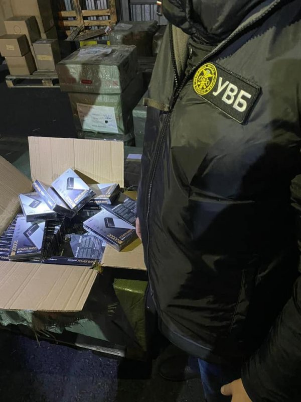 В Одесском порту таможенники остановили незаконную поставку мобильных аксессуаров на 10 млн гривен (фото)