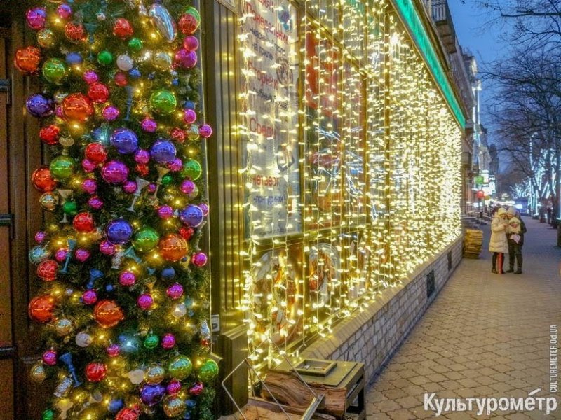 Как одесские витрины украсили к Новому Году (фото)