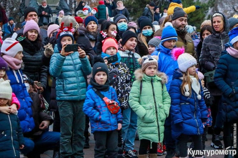 В Одессе зажгли главную елку города: открылась ярмарка и карусель