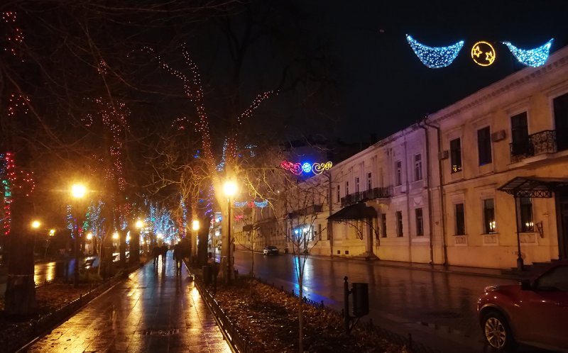 Одесса готовится к Новому году: яркие огни, праздничные елки и минимум дистанции (ФОТО)
