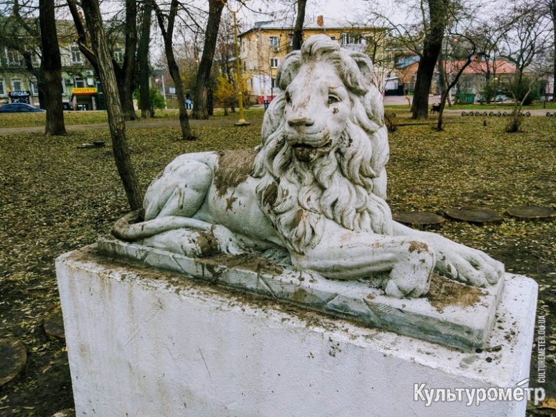 В одесском сквере закидали грязью новые скульптуры львов