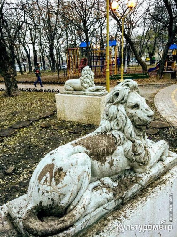 В одесском сквере закидали грязью новые скульптуры львов