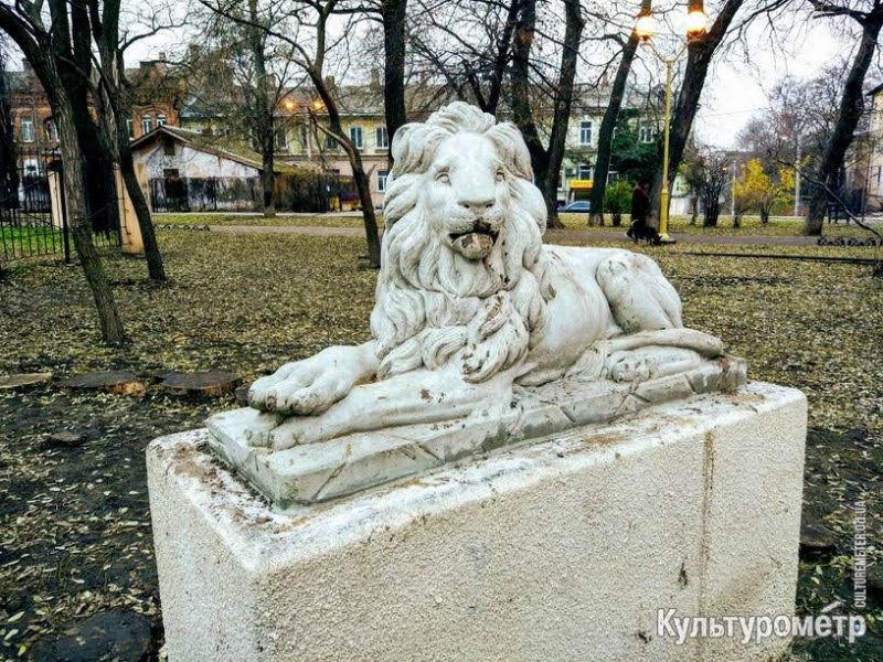 В одесском сквере закидали грязью новые скульптуры львов