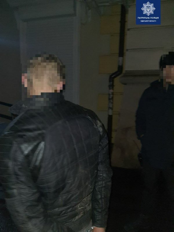 Ночью на Еврейской двое мужчин били по чужим автомобилям и витринам магазинов (фото)
