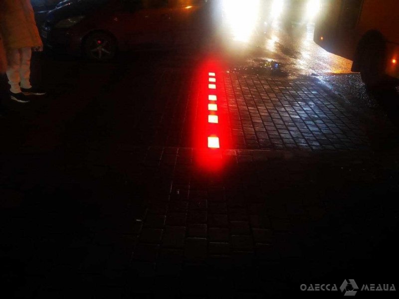 На Таирова одесские коммунальщики установили третий в городе LED-светофор
