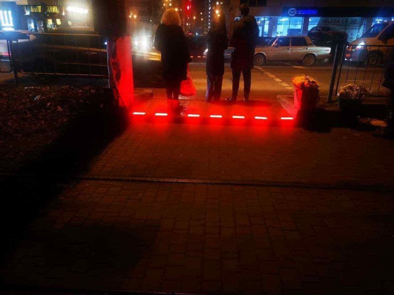 На Таирова одесские коммунальщики установили третий в городе LED-светофор