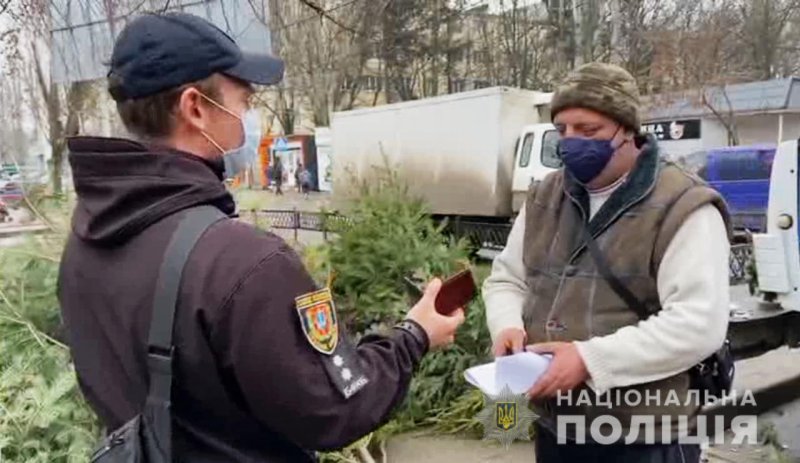 Одесские полицейские проводят проверку на елочных базарах (фото, видео)