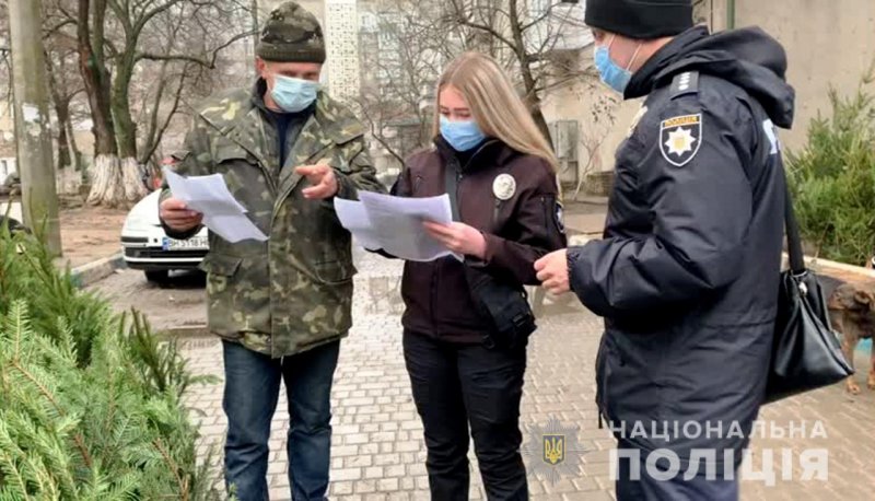 Одесские полицейские проводят проверку на елочных базарах (фото, видео)