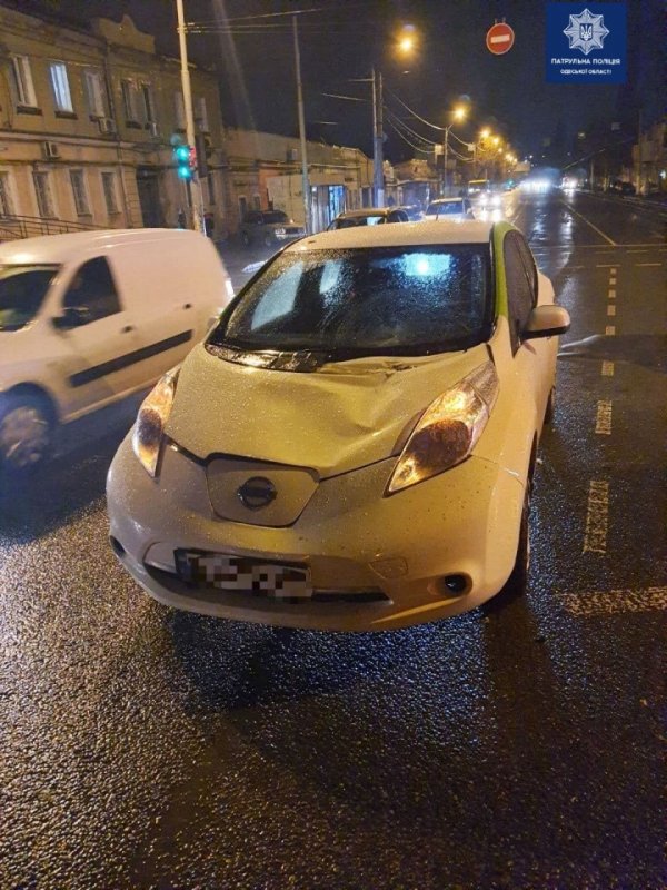 В Одессе водитель Nissan Leaf совершил наезд на женщину-пешехода: пострадавшая доставлена в больницу (фото)
