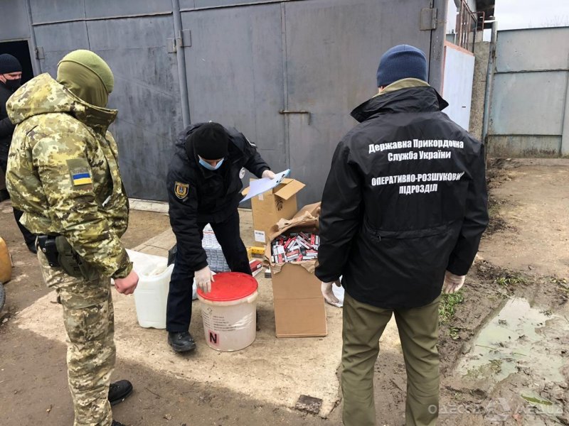 В Одесской области обнаружен схрон с контрафактной продукцией (фоторепортаж)