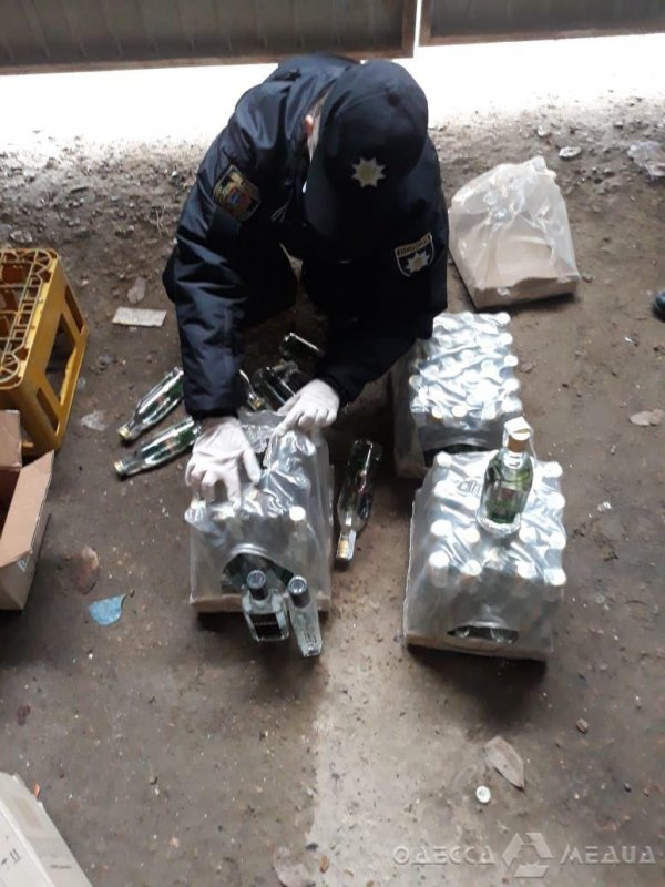 В Одесской области обнаружен схрон с контрафактной продукцией (фоторепортаж)