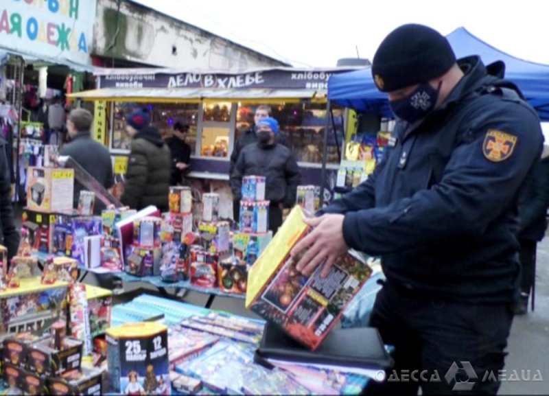 Перед новогодними праздниками спасатели провели рейд по одесским базарам (фото, видео)