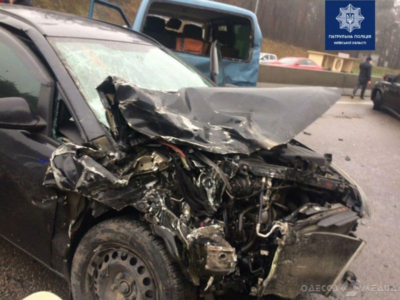 На трассе Киев-Одесса столкнулись 8 автомобилей: есть пострадавшие (фоторепортаж)