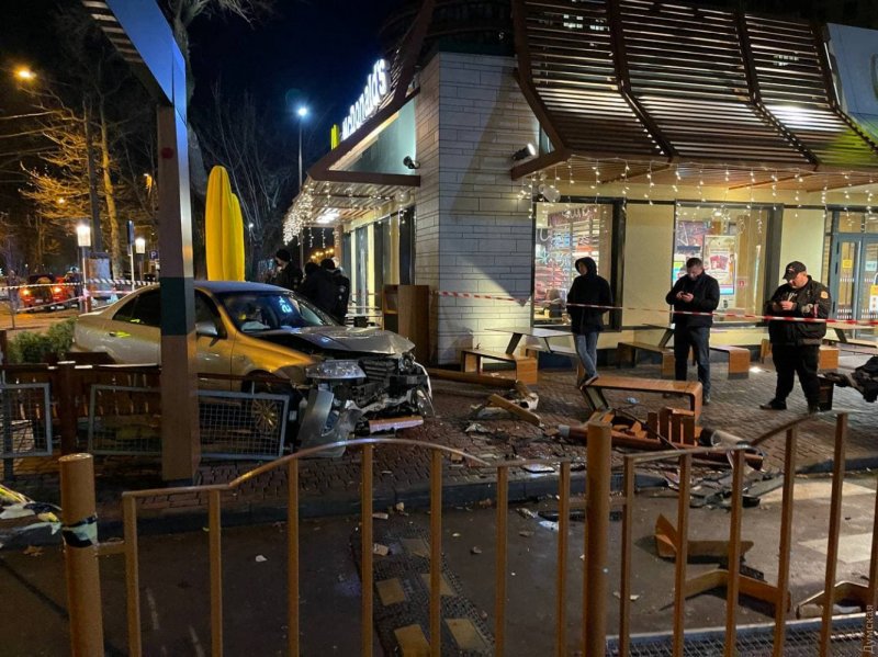 На проспекте Шевченко автомобиль разбил летнюю площадку McDonalds