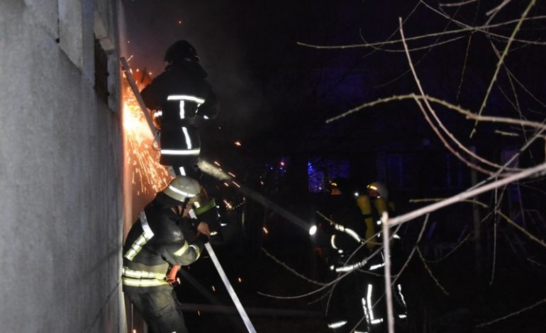 В Одессе за полчаса до Нового года спасатели боролись с огнем в университетской столовой