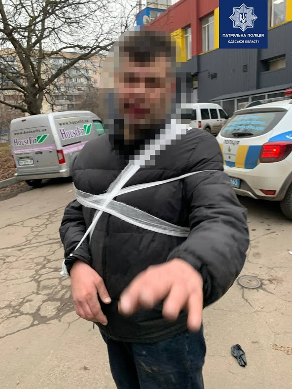 В Одессе ловили мужчину, который облил бензином авто и размахивал ножом