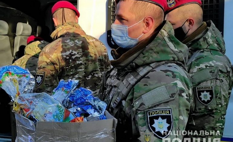 Полицейский спецназ доставил рождественские подарки детям в Саратском, Тарутинском и Арцизском районах (фото)