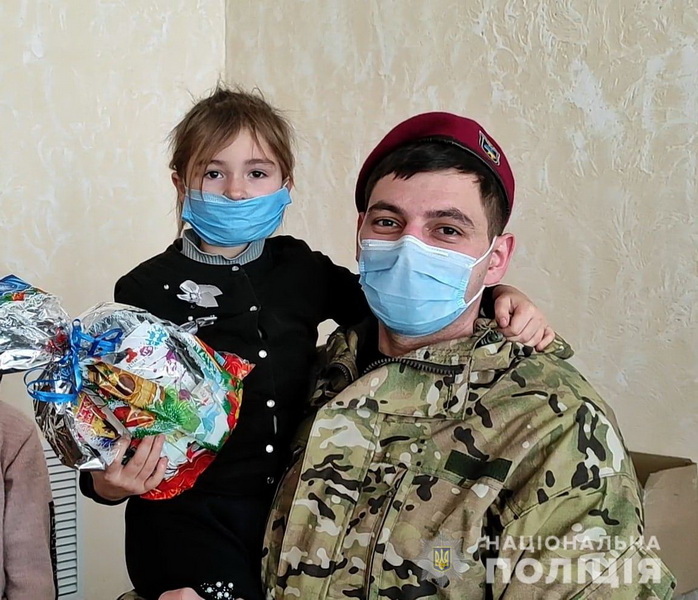 Полицейский спецназ доставил рождественские подарки детям в Саратском, Тарутинском и Арцизском районах (фото)