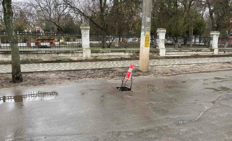 В Белгороде-Днестровском после дождя ликвидировали провал на дороге