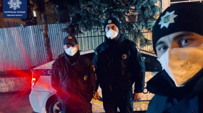 Одесские полицейские помогли быстро госпитализировать младенца, потерявшего дома сознание
