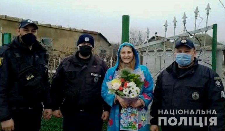 На юге Одесской области полицейские спасли женщину, которая поперхнулась едой