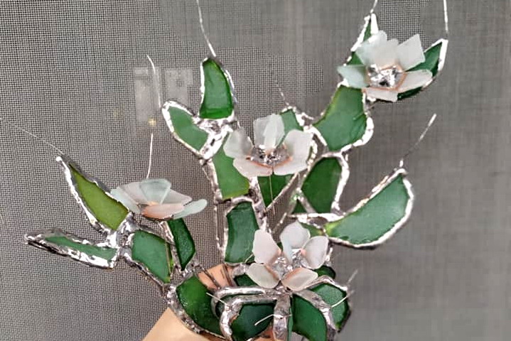 Одесситка создала цветущий кактус из морских стеклышек (фото)