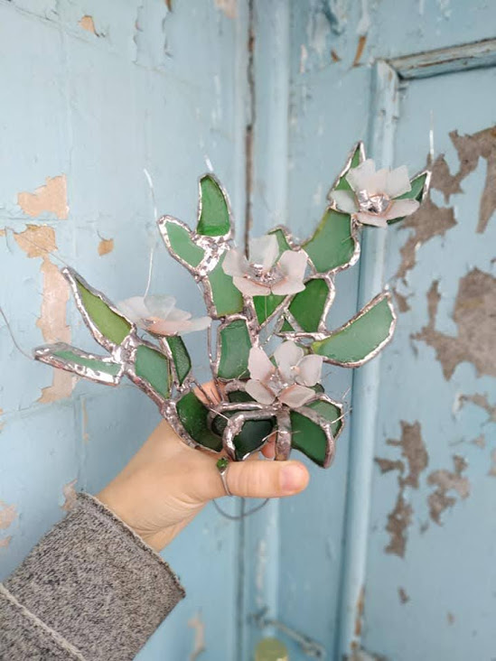 Одесситка создала цветущий кактус из морских стеклышек (фото)